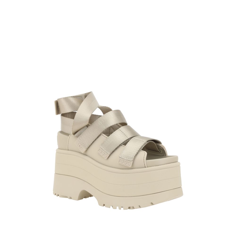 UGG sandalai