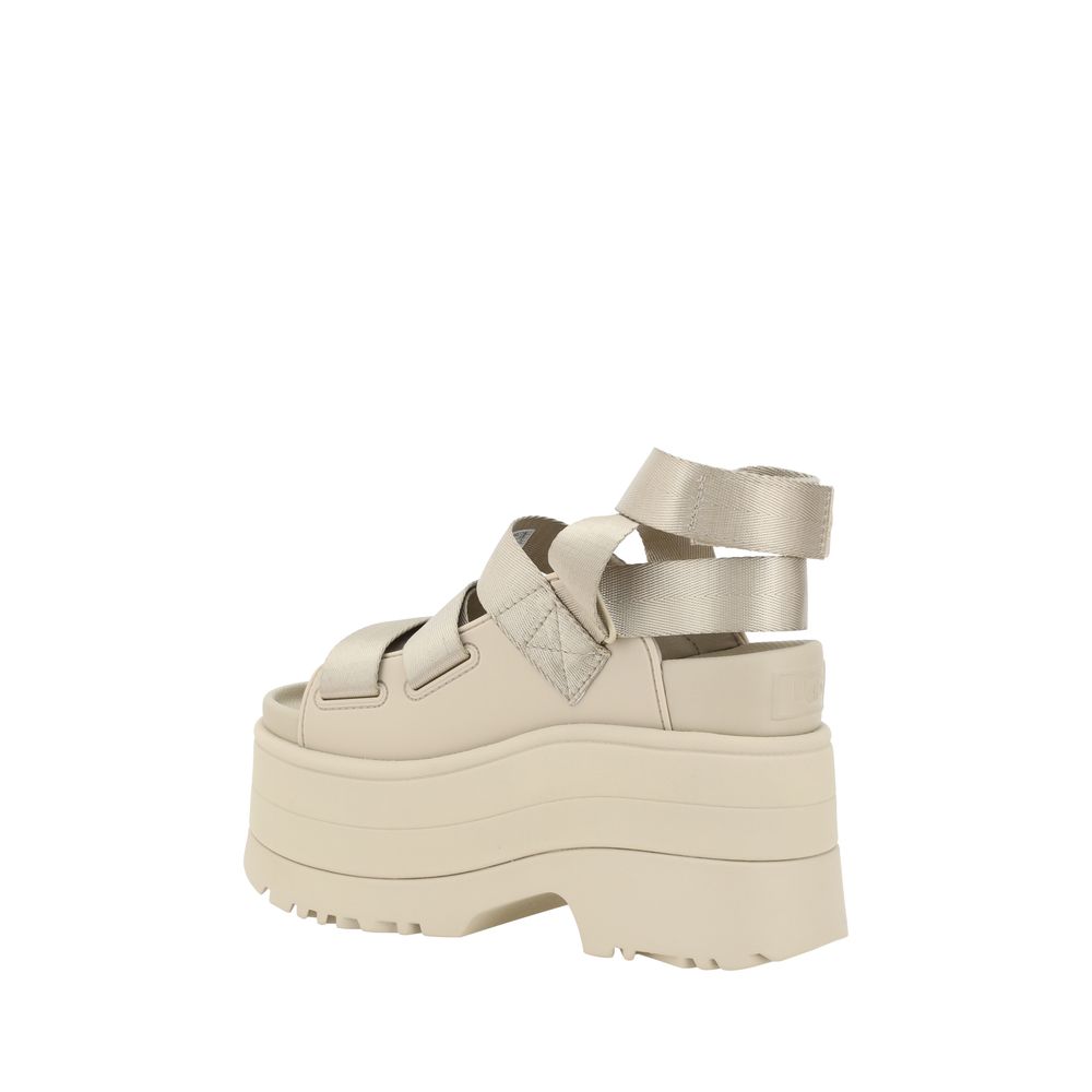 UGG sandalai
