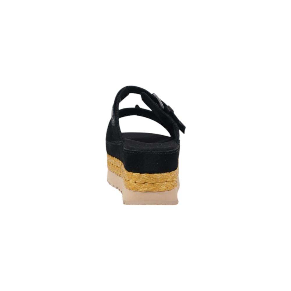 UGG sandalai