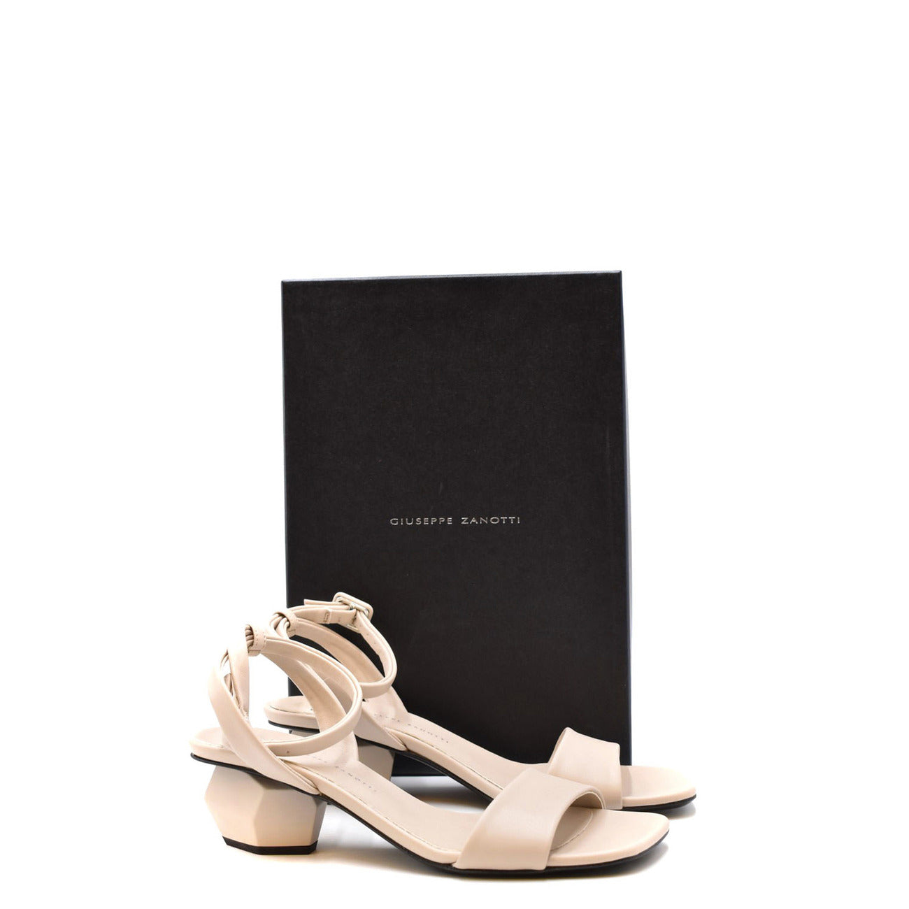 Giuseppe Zanotti Moteriškos basutės